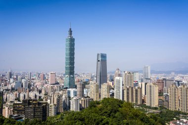 Xiangshan dağının tepesinden Taipei 'nin inanılmaz manzarası. Taipei 101 gökdelenleri ve şehir merkezindeki diğer modern binalar. Ne güzel bir şehir manzarası. Tayvan, Asya 'nın en popüler turizm merkezlerinden biridir..