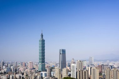Taipei gökdeleninin panoramik şehri ve Taipei 101 gökdeleni Taipei, Tayvan.