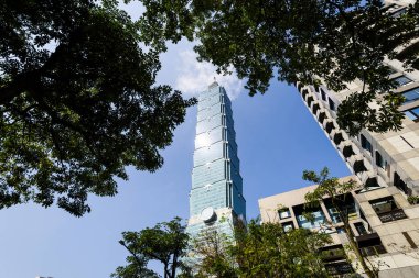 Tayvan 'daki Taipei 101 gökdelenlerinin alçak açılı görüntüsü. Xinyi Bölgesi, Taipei 'de birçok mağaza ve alışveriş merkezi tarafından demirlenmiş bir alışveriş merkezidir..