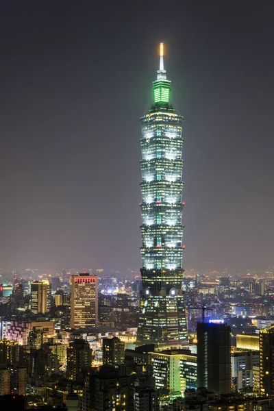 Taipei 101 gökdeleni ve Taipei Tayvan 'daki Xiangshan dağının tepesinden diğer modern binaların gece görüşü. 