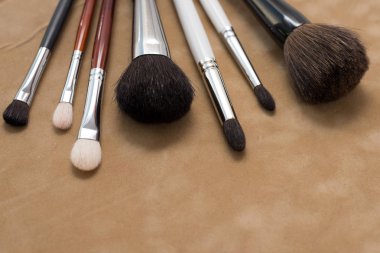 beyaz izole fırçalar makyaj. arka plan yapmak. renkli fırçalar