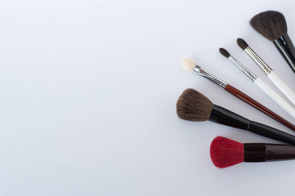 макияж кисти изолированы на белом. макияж фон. красочные кисти
