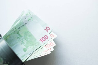 Beyaz arka plan üzerinde çok para euro Isolated ile kova dolu.