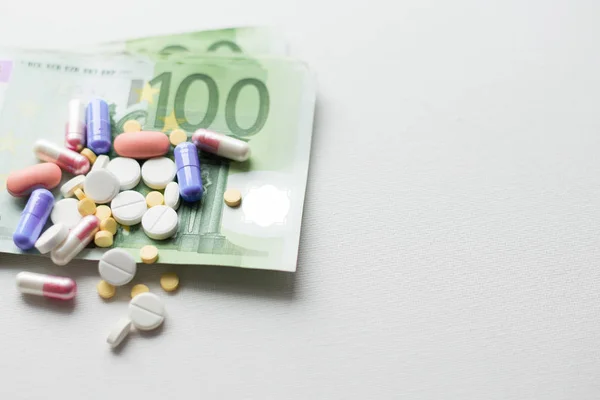 Pilules Sur Argent Euros Isolées Sur Fond Blanc Frais Médicaux — Photo