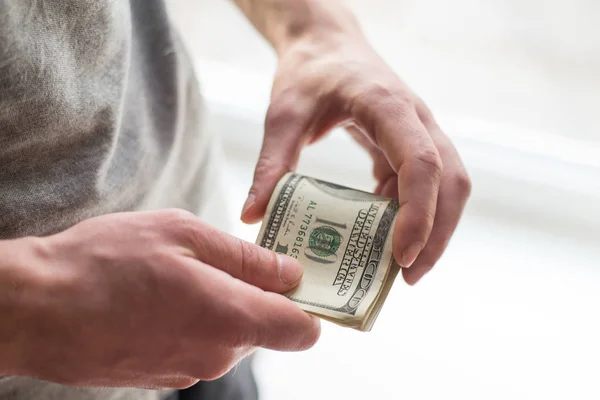 Мужские руки с долларами на белом фоне. Концепция финансового бизнеса . — стоковое фото