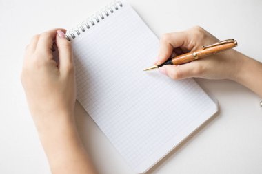 Defter ve kalem elinde. Beyaz arkaplanda izole.