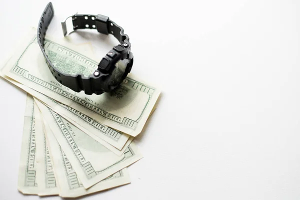 100 долларов с современными наручными часами, изолированными на белом фоне. черные часы с деньгами — стоковое фото