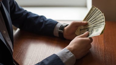 İş yürütme resmi takım elbiseli bir bribe.man olarak para vermek.