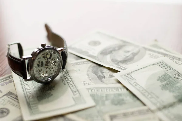 Tempo para pagar - nota de 100 dólares e relógio clássico com algarismos romanos — Fotografia de Stock