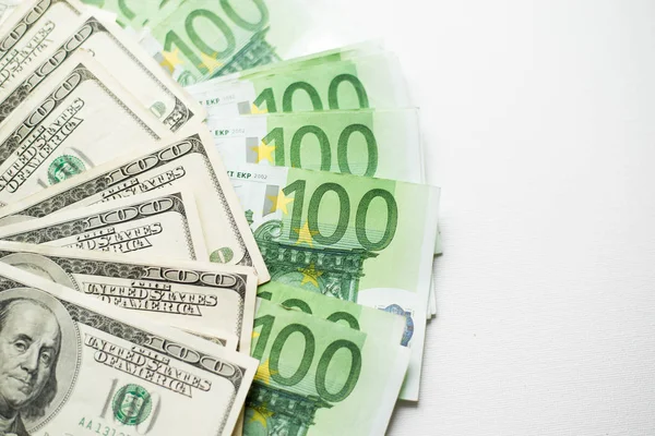 Текстура банкнот США и евро. белый фон стодолларовых купюр и евро. светлый фон — стоковое фото