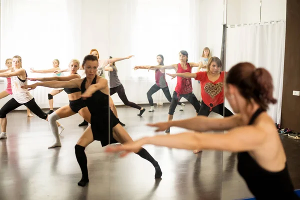 Kiev. Ukraine. 20.06.2018. Portrait de groupe de filles avec chorégraphe féminine faisant position d'intérêt dans le studio de danse moderne — Photo