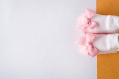 Beyaz ve Sarı zemin üzerine pembe bebek botları. küçük kız çorap. metin için yer. kopya alanı