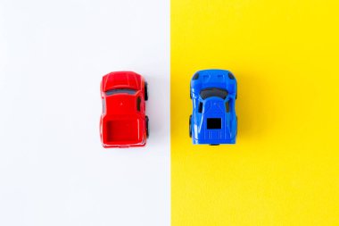 minyatür oyuncak arabalar sarı arka plan en iyi view.automobile ve ulaşım kavramı üzerinde