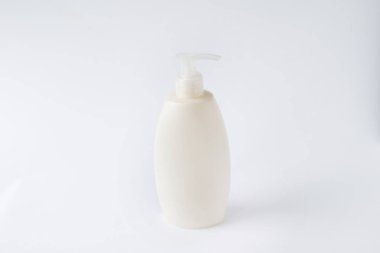 Beyaz background.bath şişesinde izole sprey ile beyaz plastik şişe