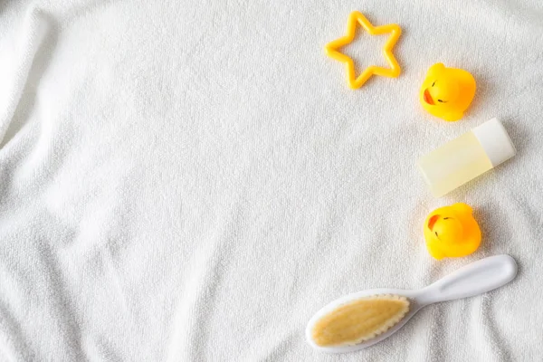 Flat lay beauty photo star, liquid soap bottle and yellow duck baby toy on a white background. Toiletries kit, beauty still life photography. Bath products items. Mockup — Stock Photo, Image