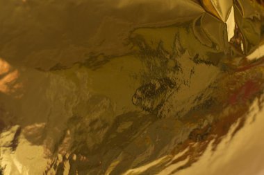 Holografik gerçek altın doku çizikler ve usulsüzlükler ile moda renklerde. Holografik renkli folyo buruşuk. Holografik gökkuşağı folyo arka plan.