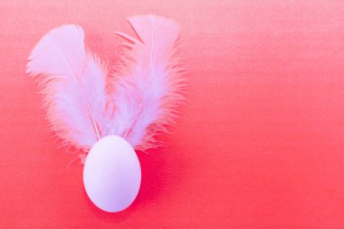 Paskalya yumurtası beyaz tüyleri ile. renkli Paskalya arka plan