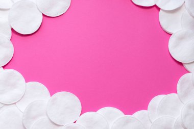 Pembe arka planda pamuk pedler. Güzellik yüz hijyeni için en iyi görüntü. Güzellik, ten, vücut bakımı kavramı. Seçici odaklanma. metin için yer.