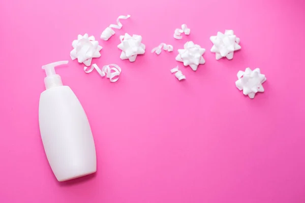 Spa in rosa Concetto di colore su sfondo rosa. bottiglia bianca, Flat Lay Style. cura della pelle e del corpo. vista dall'alto del fiore bianco e della bottiglia spray — Foto Stock