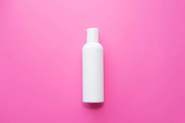 White Plastic bottle on a pink background. skin, body care. copy space. place for text — Stock Photo, Image