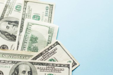 Yüz dolar faturada açık mavi renkli