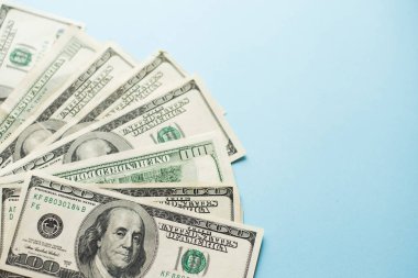 Birkaç yüz ABD Doları notlar açık mavi renkli. başarı kavramı. bir sürü para