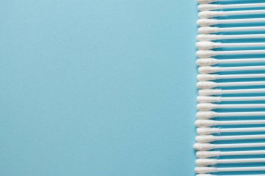 mavi zemin üzerine Pamuk temizleme bezi. Kozmetik kavramı kopya alanı ile. Tıp ve metin için kişisel hygiene.place