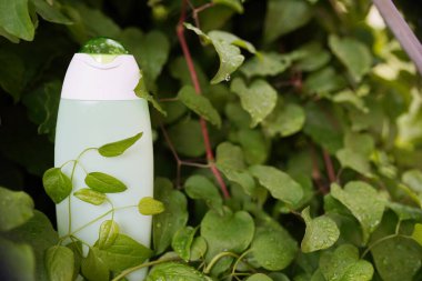 Yeşil doğa arka planında saç şampuanı veya saç kremi