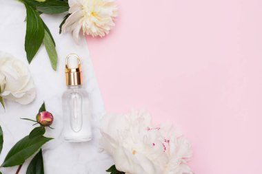 Çiçekli organik kozmetik yağ pembe arka plan görünümlü yağ