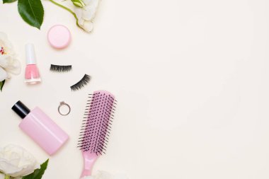 Güzellik dairesi kozmetik ürünleri ve ışık arka planında fotokopi alanı olan çiçeklerle yatıyordu. Üst görünüm