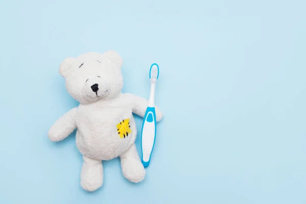 White Teddy Bear Toothbrush Blue Background Copy Space — Stock Photo, Image