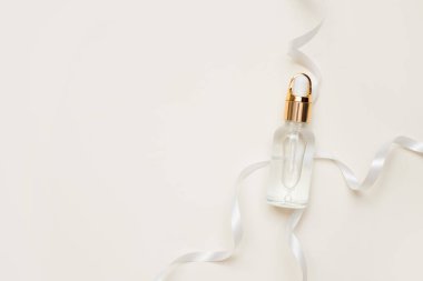 Aromaterapi yağı, beyaz kurdeleli doğal kozmetik ürün konsepti.