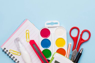 Fotokopi alanı olan mavi arkaplan üzerindeki parlak renkli kırtasiye