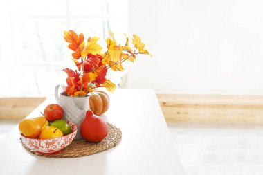 Balkabaklarıyla sonbahar sofrası. Şükran Günü yemeği ve sonbahar dekorasyonu beyaz mutfakta.