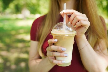 Soğuk kahveyi kadınların eline bırak.