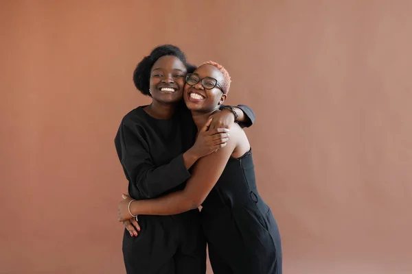 Amigos Irmãs Afro Americanos Felizes Abraçando Rindo Olhando Para Câmera — Fotografia de Stock