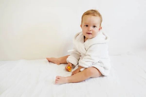 Vacker Baby Med Vit Badrock Efter Att Tagit Ett Bad — Stockfoto