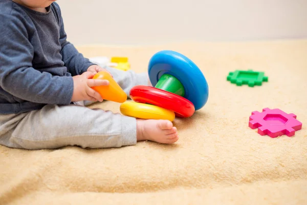 Carino Bambino Che Gioca Con Piramide Giocattolo Colorato Camera Letto — Foto Stock