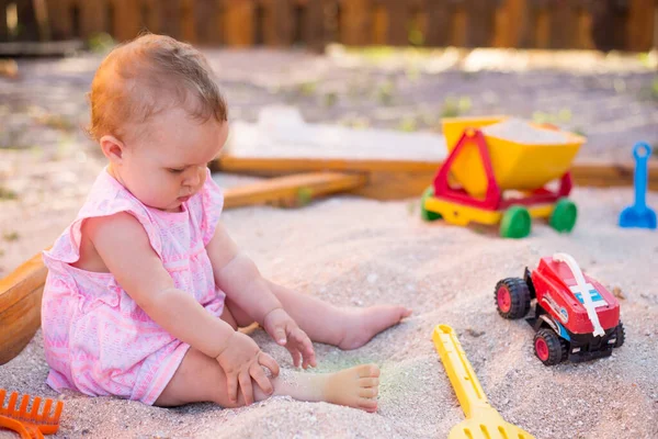 Девочка Играет Песочнице Открытой Площадке Ребенок Разноцветными Песчаными Игрушками Здоровый — стоковое фото