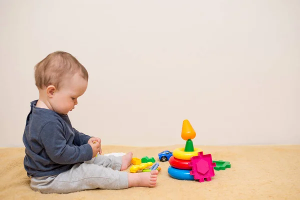 Adorável Bebê Brincando Com Brinquedos Educativos Fundo Com Espaço Cópia — Fotografia de Stock
