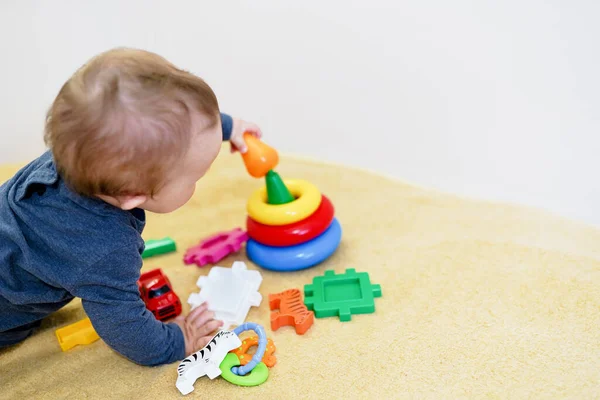 Baby Smider Och Leker Med Färgglada Leksaker Hemma Barnbakgrund Med — Stockfoto