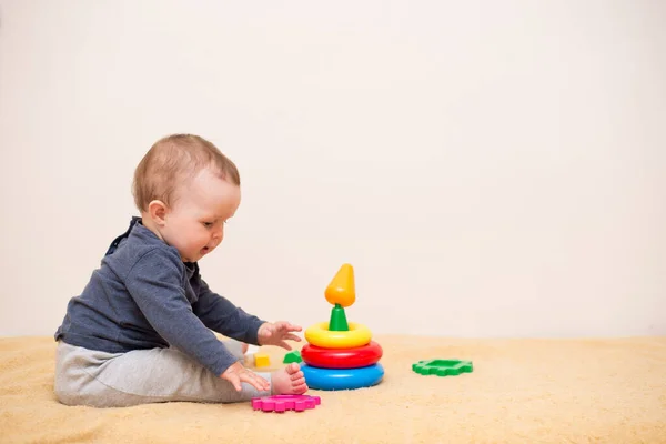 Schattige Baby Spelen Met Kleurrijke Speelgoed Piramide Lichte Slaapkamer Speelgoed Stockfoto