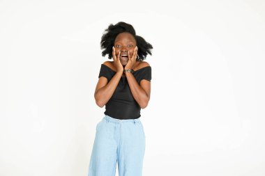 Şaşırdım. Güzel siyah kadın ellerinin yanaklarını tutuyor.