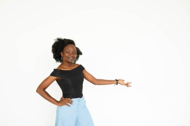 Seni reklamcılığa yönlendiriyorum. Çekici, genç Afrikalı bir kadın, beyazların üzerinde tek başına dururken, gülümsüyor ve işaret ediyor.