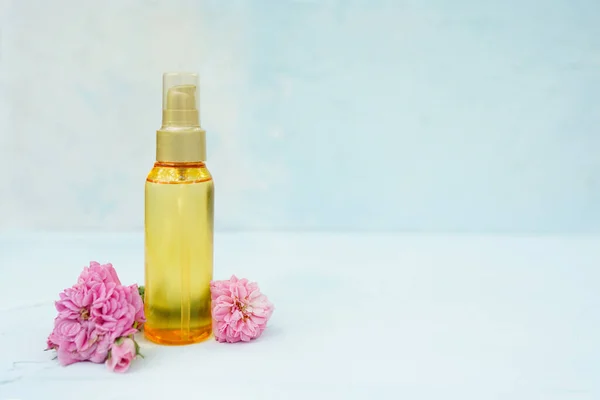 Bottle Natural Essential Cosmetic Oil Skin Hair Pink Flowers Textured — Stock Photo, Image