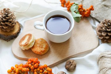 Sonbahar kuru yapraklı bir fincan kahve ve krep.