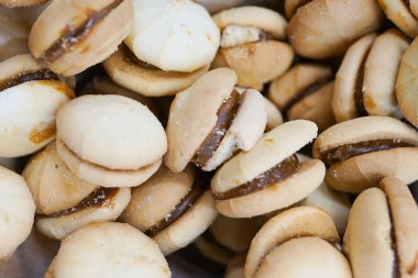 Çikolatalı kurabiyelerin arka planlarını kapatın. Fırından yeni çıktı, yeni pişmiş..