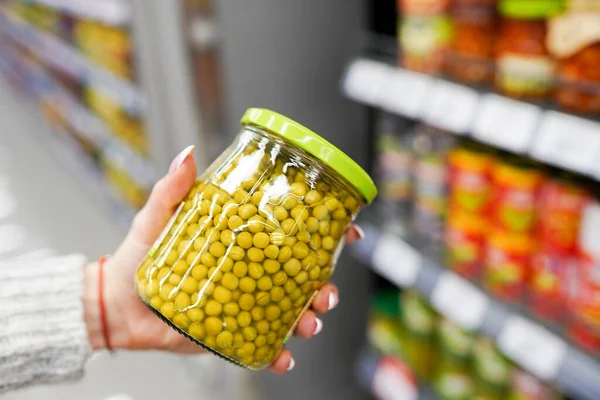 Женская Рука Выбирает Горох Супермаркете Концепция Здорового Питания Био Вегетарианская — стоковое фото