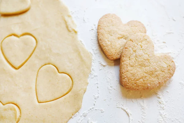 Beyaz masada doğal malzemelerle yapılmış iki kalp şeklinde kurabiye. — Stok fotoğraf