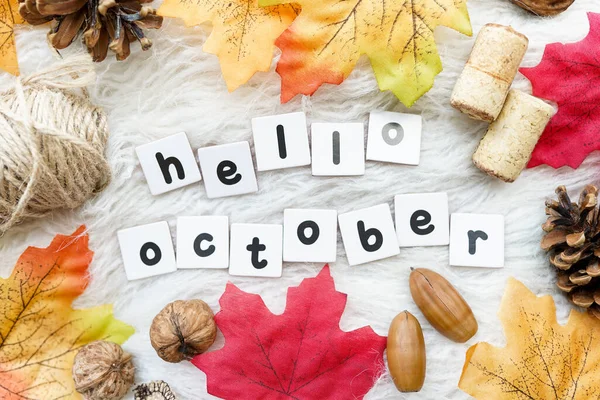 Hello Oktober Gratulationskort Höst Bakgrund Med Torra Höstlöv — Stockfoto